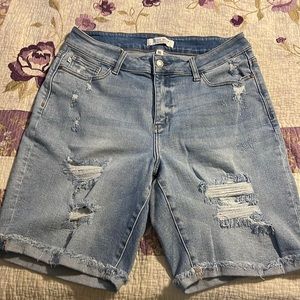 Judy blue distressed Bermuda shorts new with out tag